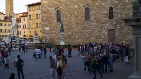 Zeitraffer-Von-Touristen,-Die-Sich-Auf-Der-Piazza-Della-Signora-In-Florenz-Herumtreiben