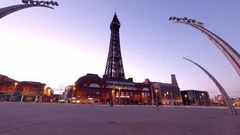 Blackpool-Tower,-Britische-Touristenattraktion,-Strandpromenade-Bei-Sonnenaufgang-Im-Zeitraffer