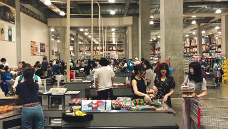 Kunden,-Die-Während-Der-Coronavirus-Pandemie-In-Tokio,-Japan,-An-Der-Kasse-Mit-Registrierkasse-Am-Schalter-Im-Costco-Supermarkt-Bezahlen