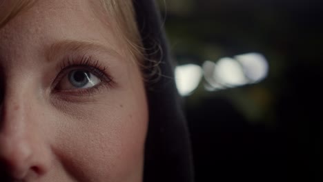 Blonde-Frau-öffnet-Nachts-Blaue-Augen,-Weißer-Heller-Hintergrund,-Nahaufnahme