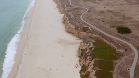 Luftaufnahme:-Drohne,-Strandklippen-Und-Ufer-Der-Half-Moon-Bay,-Fliegende-Vorwärtsansicht