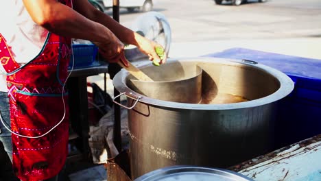 Thailändischer-Straßenverkäufer-Kocht-Nachmittags-Im-Freien-Köstliche-Hühnersuppe-Mit-Kräutern-Und-Gemüse