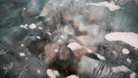 Burbujas-Congeladas-En-Hielo-Verde-Azulado-Transparente-Con-Rocas-Poco-Profundas,-Muñeca-Lenta-Día-Apretado-Al-Aire-Libre