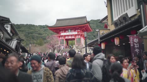 Gente-Caminando-En-La-Calle-Vieja-Con-El-Niomon-A-Través-Del-Templo-Kiyomizu-dera-En-Kyoto,-Japón