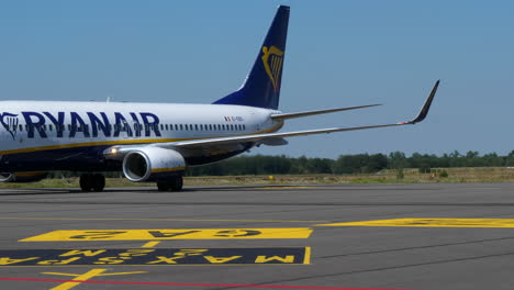 Ryanair-Boeing-737,-Ein-Europäisches-Billigflugzeug,-Das-Auf-Der-Landebahn-Des-Flughafens-Eindhoven-In-Den-Niederlanden-Fährt