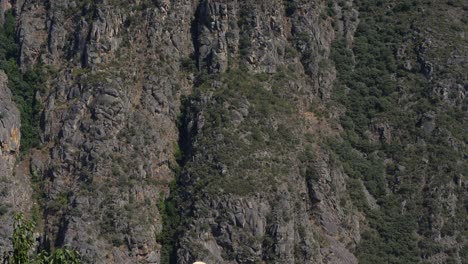 Menschen-Am-Aussichtspunkt-In-Der-Ribeira-Sacra-Spanien,-Schwenk-Nach-Unten