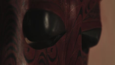 Ein-Einzigartiges-Hölzernes-Stammes-Menschenkopfmasken-Dekor-An-Der-Wand-–-Nahaufnahme