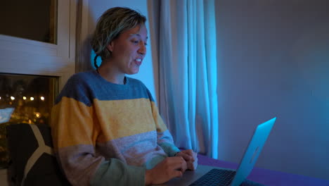 Videoanruf-Am-Laptop-In-Der-Nacht,-Einen-Freund-Oder-Ein-Familienmitglied-Glücklich-Begrüßen