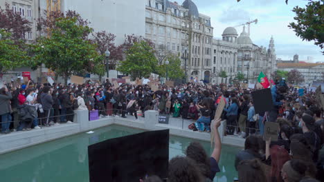 Porto-Portugal-–-6.-Juni-2020:-BLM-Protestdemonstration-Gegen-„Black-Lives-Matter“,-Bei-Der-Demonstranten-Schilder-Mit-„Black-Lives-Matter“-Schildern-In-Die-Luft-Halten-Und-Den-Redner-Jubeln