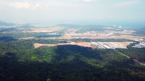 Luftpanorama,-Wolkenschatten-Auf-Tropischem-Dschungel,-Pazifikseite-Des-Panamakanals-Und-Panama-Stadt-Im-Nebligen-Hintergrund,-Drohnenaufnahme