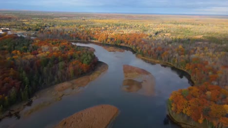 Obere-Drohnenansicht-Der-Herbstfarben-Entlang-Eines-Gewundenen-Flusses