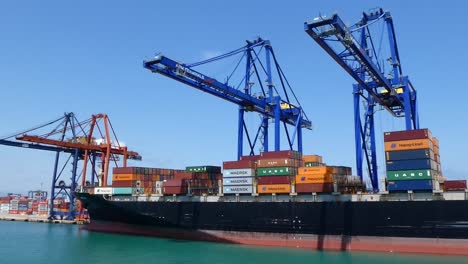 Seitenansicht-Eines-Großen-Frachtschiffs-Mit-Containern-Im-Hafen-Von-Valencia,-Spanien