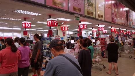 People-are-shopping-for-groceries-in-supermarkets-after-the-Thai-government-announced-the-closure-of-Bangkok-to-solve-the-problem-of-the-COVID-19