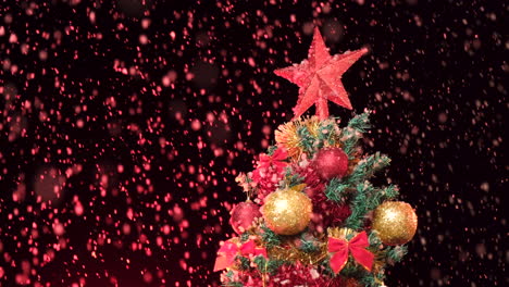 Nieve-Cayendo-Sobre-El-árbol-De-Navidad-Con-Luces-Rojas-En-La-Noche