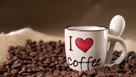 Kaffeetasse-Auf-Jute-Und-Kaffeebohnen