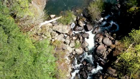 Drohnenaufnahmen,-Die-Nach-Unten-Schauen,-Während-Sie-Sich-Mit-Dem-Wasserfluss-über-Einem-Zweistufigen-Wasserfall-An-Den-Coquille-Falls-Bewegen