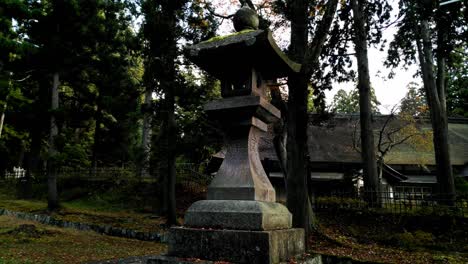 Una-Linterna-De-Piedra-En-Un-Santuario-Japonés