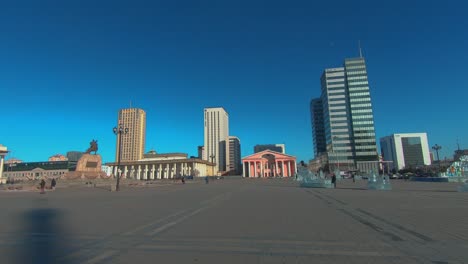 Einheimische-Gehen-über-Den-Suchbaatar-Platz.-Ulaanbaatar,-Mongolei