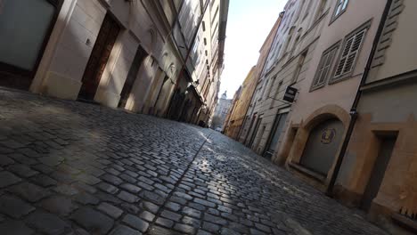 Calle-Peatonal-Pavimentada-Vacía-En-El-Casco-Antiguo-De-Praga,-República-Checa