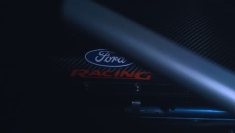 Das-Logo-Der-Motorabdeckung-Des-Ford-GT-GT3-Aus-Kohlefaser-Leuchtet-Auf