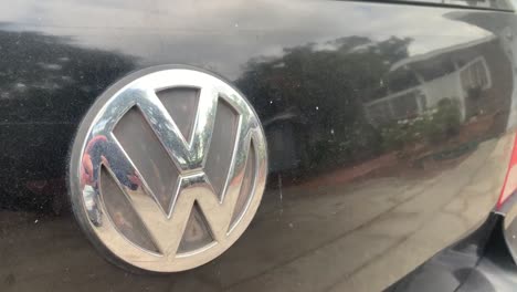 Logotipo-De-Volkswagen-En-Coche-Hd