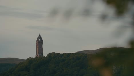 Static-shot-of-The-National-Wallace-Monument-standing-on-a-hill-near-Stirling,-Scotland