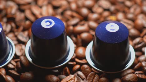 Langsame-Dolly-Nahaufnahme-Einer-Kaffeekapsel-Auf-Gerösteten-Kaffeebohnen