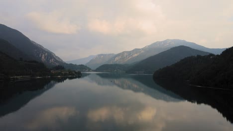 Encantador-Lago-Ledro-En-Valle-Ledro-En-Trentino-Norte-De-Italia