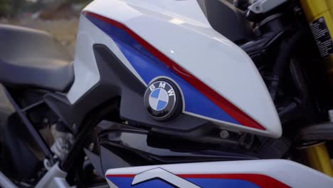 BMW-Fahrrad-G310R-Fahrrad-Logo-B-Rolle