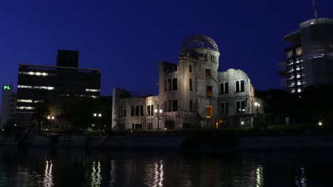 Zeitraffer-Der-Abends-Beleuchteten-Atombombenkuppel-In-Hiroshima