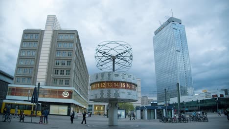 Zeitraffer-Dämmerungslandschaft-Des-Alexanderplatzes-In-Berlin-Und-Weltzeituhr