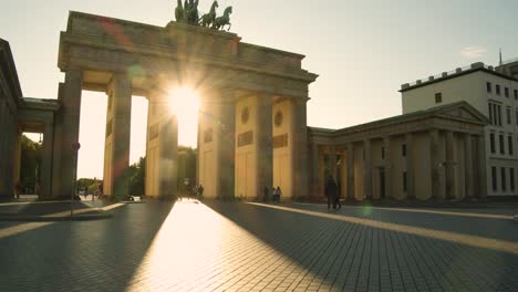 Sonnenstrahlen-Scheinen-Durch-Die-Säulen-Des-Brandenburger-Tors-In-Berlin