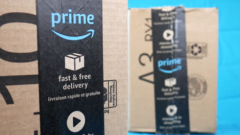 Pakete,-Amazon-Prime-Pakete,-Nahaufnahme,-Online-Geschäft,-Online-Kauf,-Einkaufen,-Deal,-E-Commerce