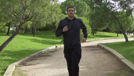 Man-running-to-the-camera-with-sneakers-and-white-headphones