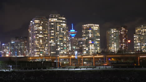 Mirador-De-Vancouver---Rascacielos-Del-Centro-Del-Puerto-Con-Un-Edificio-De-Gran-Altura-Iluminado-Por-La-Noche-En-El-Distrito-Central-De-Negocios-Del-Centro-De-Vancouver,-Columbia-Británica,-Canadá