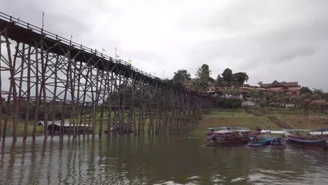The-Footage-of-Atmosphere-of-Mon-Bridge-at-Sangklaburi,-Kanchanaburi-Province,-Thailand
