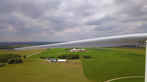 Luftaufnahmen,-Die-Dicht-An-Den-Rotorblättern-Von-Windkraftanlagen-Vorbeifliegen