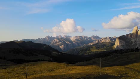 Heller-Morgen,-Spektakuläre-Landschaft-Der-Dolomiten,-Berggipfel,-Tal,-Luftaufnahmen