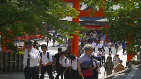 Multitudes-Y-Escolares-Subiendo-Escaleras-En-El-Santuario-Fushimi-Inari