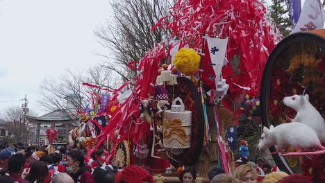 Toma-En-Cámara-Lenta-De-Omihachiman-Sagicho-Matsuri-Festivo-Durante-El-Año-De-La-Rata