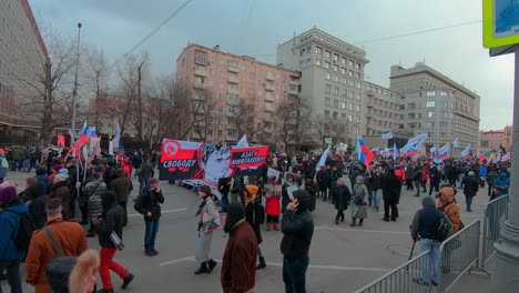 Rebellenaktivisten-Tragen-Transparente-Und-Fahnen-Bei-Prodemokratischen-Protesten-In-Moskau