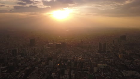4K-Drohnenaufnahmen-Sonnenuntergang-über-Phnom-Penh,-Kambodscha