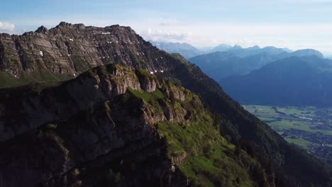 Vista-Aérea-Panorámica-De-La-Majestuosa-Montaña-Chüemettler-De-Los-Alpes-Appenzell-En-Suiza,-En-Un-Día-Soleado