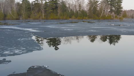 Hebron-See-In-Monson,-Maine,-Schmelzendes-Eis,-Reflektierendes-Wasser