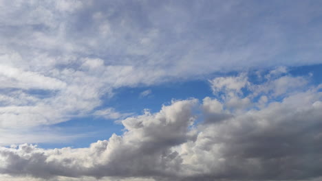 Hermosas-Nubes-Blancas-En-El-Cielo-Azul---Lapso-De-Tiempo