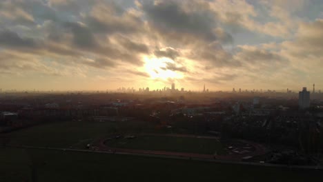 Fallende-Drohnenaufnahme-Eines-Wunderschönen-Sonnenaufgangs-über-Der-Skyline-Von-London