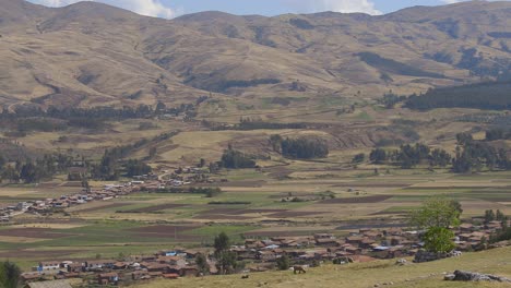 Lehmhütten-Am-Rande-Des-Heiligen-Tals-In-Peru