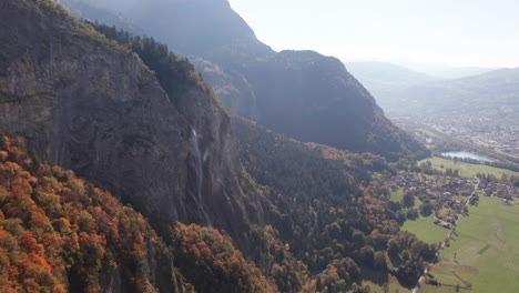 Fliegen-In-Richtung-Eines-Entfernten-Wasserfalls-In-Der-Nähe-Eines-Bunten-Waldes-Im-Herbst