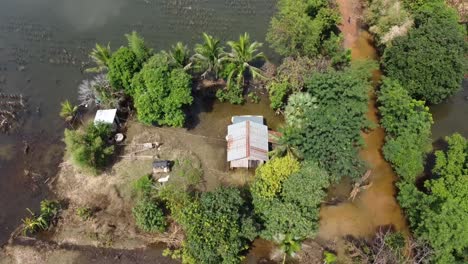 Häuser-Und-Landwirtschaftliches-Feld-Umgeben-Von-Hochwasser-In-Battambang,-Kambodscha---Luftaufnahme-Von-Oben