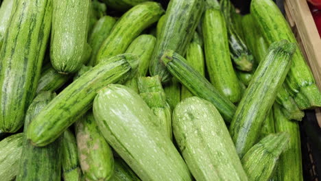 Zucchini-Gemüse-Ausstellung-Im-Supermarkt